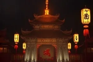 雪路上背着邮包的背影与脚印，冬日邮差封面