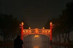 排练厅里手语指挥与孩子们的身影，无声合唱团封面