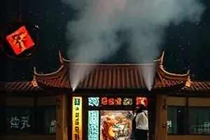 舷窗外深蓝色星云与仪表微光，夜航星图封面